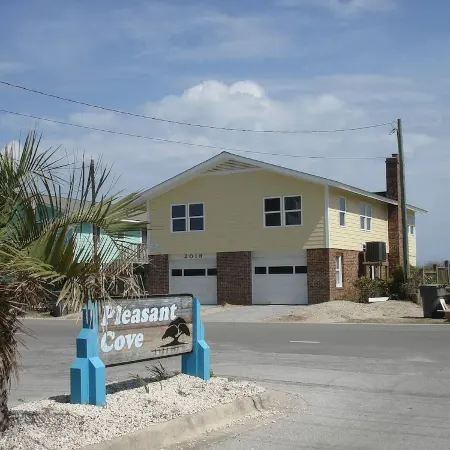 Cozy oceanfront beach house, only a few minutes from downtown & pet friendly