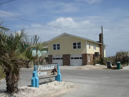 Cozy oceanfront beach house, only a few minutes from downtown & pet friendly