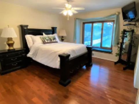 Captivating Flathead Lake Views 6 bd 3.5 bath 萊克賽德酒店