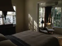 Charming 2BR/2BA Guest House on Historic 2 acres in downtown Summerville!