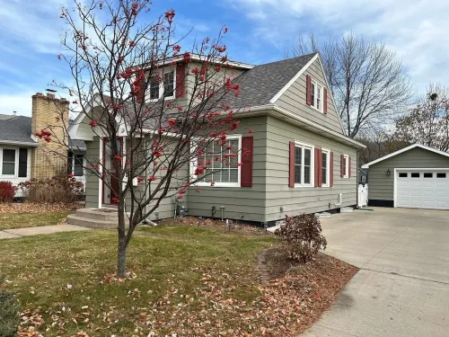 Spacious & Immaculate Dog-Friendly Gem, Near UWL, Washer/Dryer & Fire Pit! Hotels in La Crosse