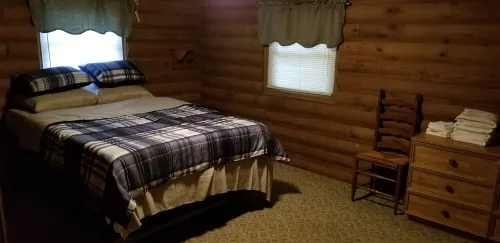 LOG Cabin, 5 miles from town, but very country setting - 2 stjerner