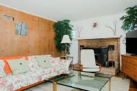 Cozy Mid-Century Mod by Lake MI&Dunes with Hot Tub