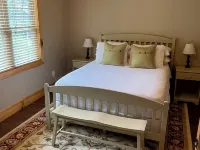 Cozy retreat in Damascus on the AT and Creeper Trail. Pet Friendly! Hotels in Damascus