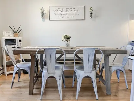 Cozy & pretty beach-block, 2-BR condo: short walk to ocean, restaurants & shops!