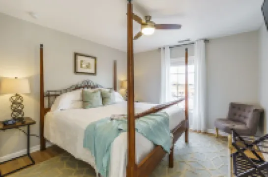 Bit and Bourbon Hotels in Woodford County