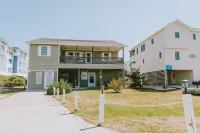 Dog Friendly Obx Retreat, Walk to Beach, Sleeps 2