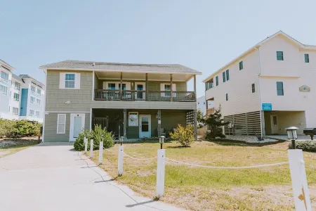 Beautiful Budget Oasis & Pup-Friendly Oceanside Retreat! Walk-in Shower & More!