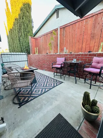 Cal King Bed with Natural Light and Private Patio! 4 minutes from freeway!