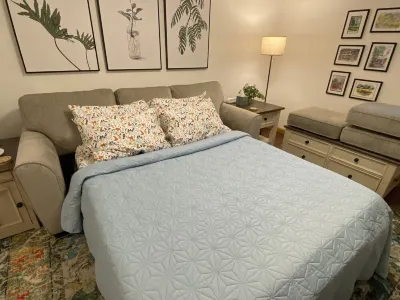 Guest Suite with Hot Tub, sleeps 4 - No nonsense fee Hotels near Third Street Gallery