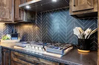 Wonderstruck Luxury Cabin-Best Lake Views/Hike to River/Hot Tub/Playset/Gameroom