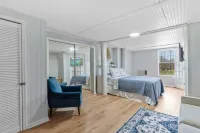 Pachs Crab Shack - Charming Waterfront 3 bed 1.5 bath House with a Dock