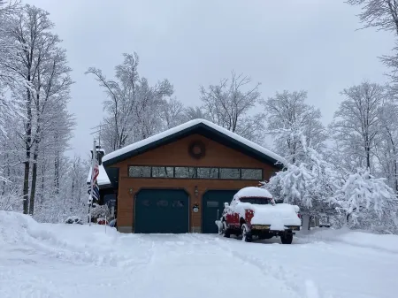 Secluded beautiful home (rental of half of our home) 12 miles from Marquette, MI Отели в г. Негауни