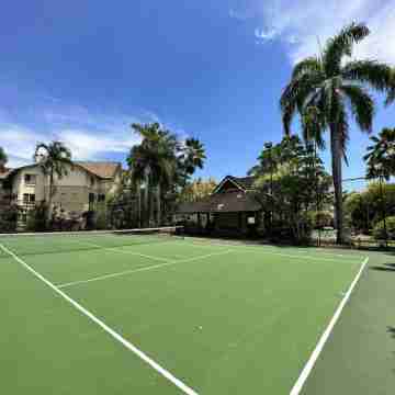 Luxury TROPICAL 2 bedroom apartment in resort 4 pools - 5 mins to CBD/airport Fitness & Recreational Facilities