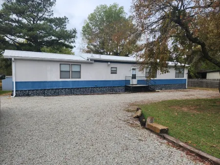 Quiet Retreat. 5 Minutes to the Marina and Boat Ramp and Pet Friendly!