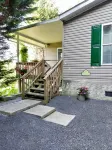 Private, cozy home - Handicapped Accessible no by- with great views