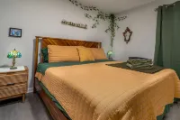 Hobbiton Charm 2 BR Townhouse with LOTR inspired theme.