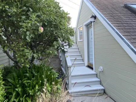 Stylish Seaside Cottage - Walking to Beach Отели рядом с достопримечательностью «Pillar Point Harbor»