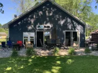 Cozy home on the bay with sand beach and beautiful sunrises!🌅 Hotels in Oconto County