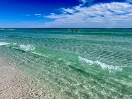 Modern Home 4MIL to Beach • Fenced Yard•Full Kitchen & Grill• Easy 14-Day Cancel