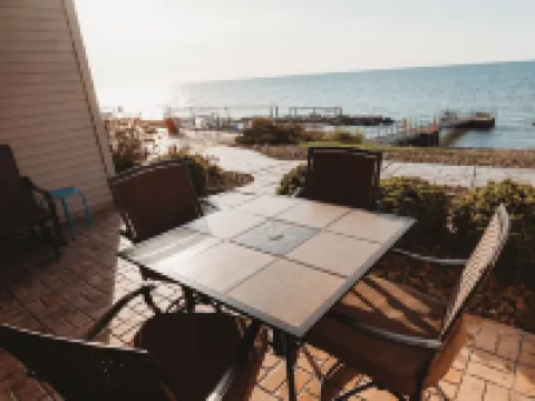 BEACH LEVEL CONDO L08 -2 BR/2 BA   Walk right out to the Private Beach! 杰尼瓦酒店