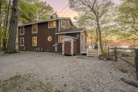 Spectacular Lake Michigan Views/Beach Access from Douglas Lakeshore Beach House Отели в г. Дуглас