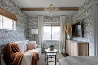 Charming Cottage on the Boise Bench. Minutes from downtown, BSU & the airport.