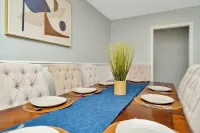 Upscale Family Oasis: Serene Location ~ Pool ~ Parking