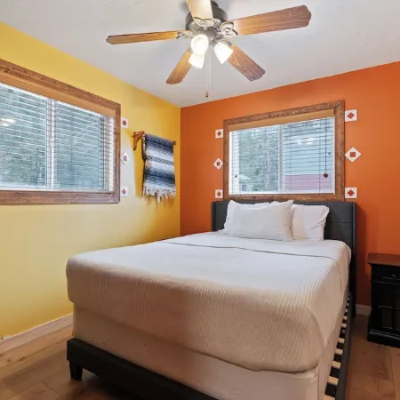 Cozy Cabin & Hot Tub Pet Friendly with AC and Fast WiFi in Duck Creek Village