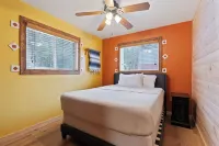 Cozy Cabin & Hot Tub Pet Friendly with AC and Fast WiFi in Duck Creek Village