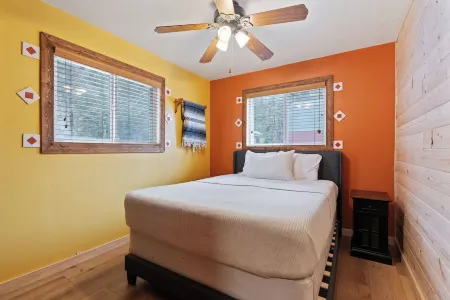 Cozy Cabin & Hot Tub Pet Friendly with AC and Fast WiFi in Duck Creek Village