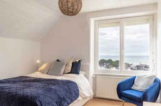 Spacious villa with sea view, 200 m from the beach.