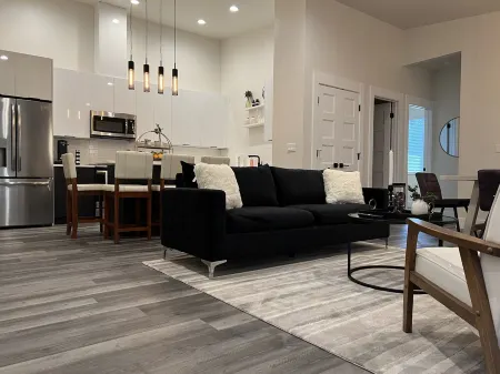 New Modern Townhome Downtown Coeur d'Alene minutes to waterfront restaurant shop Отели в г. Кутеней