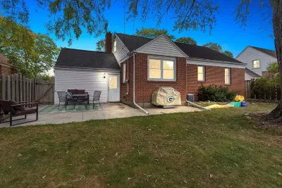 Walk to Lambeau! - Bart Starr 3 Bedroom house near Marquette Park Hotels near Walmart Supercenter