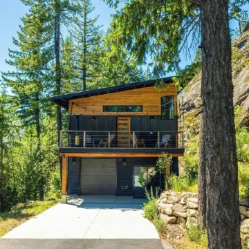 Family-Friendly Home Near Schweitzer Shuttle with Breathtaking Views