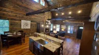 Romantic Cabin with Hot Tub, Outdoor Fireplace & Soaking Tub - Romantisk