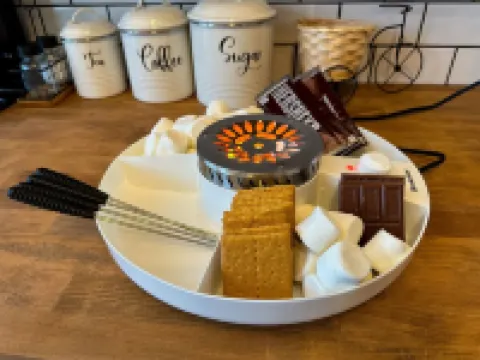 Luxury Cabin Sleeps 6 with Hot Tub and Outdoor Movie