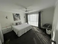 Gold Coast Comfort – Stylish 1-Bedroom Retreat Near Beaches, Cafés & Lake