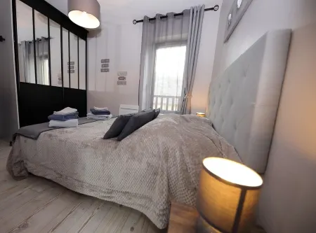 New in 2018 apartment with sea and harbor views WW2 Normandy landing beaches