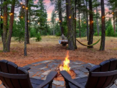 5-star family home with game room, private hot tub, summer pool, near the lake! Hotels in Ronald