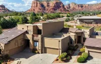 Cozy 2-bedroom townhome with WiFi, Golf in soothing Village of Oak Creek Sedona 레드 록 주립공원 주변 호텔
