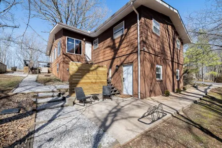 Private Suite, Sleep and Bike- Seconds 2  trail! Private Basement Apartment.