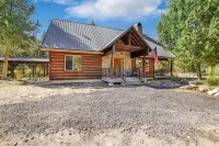 River front cabin surrounded by national forest with outdoor living space Hoteles cerca de Bosque nacional Sawtooth