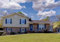 Stylish 5Br Split-Level Spacious Oasis w/Pool, BBQ & Game Room