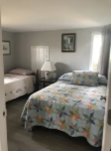 Airy beach cottage steps away from Pine Point Beach!