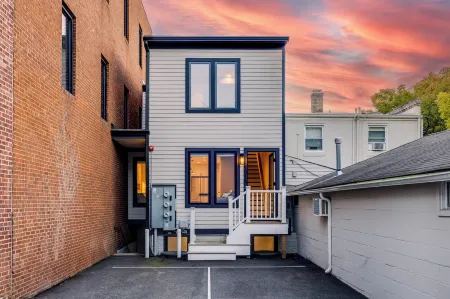 Old Town Alexandria NEW Modern "5 Min Walk to Metro" 2 Bed 2.5 Bath Free Parking Отели в г. Александрия