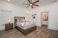 Luxury Lakefront Home with Boat dock and Kayaks Hotel dekat Cruisin Tikis Lake Conroe