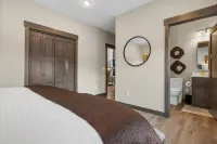 Luxurious cabin with outdoor pool access, paved roads, oversized garage