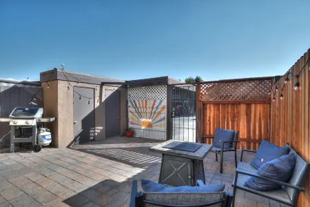 *Upgraded 3 Bedroom Condo w/ Fireplace  A/C & BBQ Отели в г. Чула-Виста