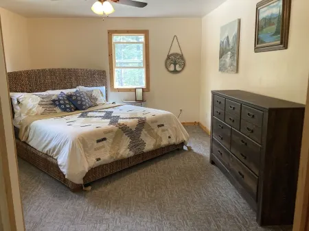 Glacier Getaway-4 Bedrooms - 11 miles from Glacier Park Отели рядом с достопримечательностью «Montana Vortex and House of Mystery»